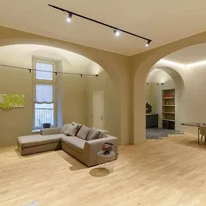 Crociferi Luxury , Aeroporto di Catania Fontana Rossa Italia